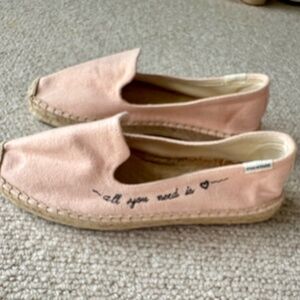 NWOT SOLUDOS all you need is love Espadrille flat Size 6. Pale Pink